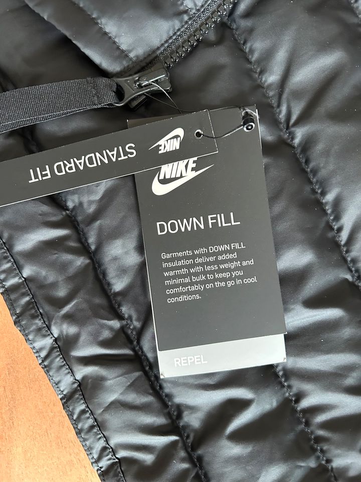 Nike Jacke Daunenjacke mit Kaputze schwarz in Berlin