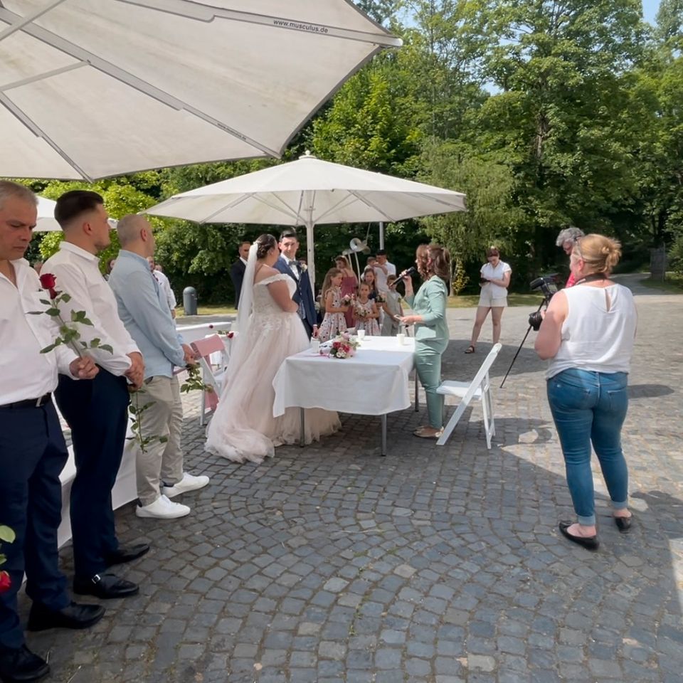 Freie Trauung • Traurednerin • Rednerin für Eure Hochzeit in Köln