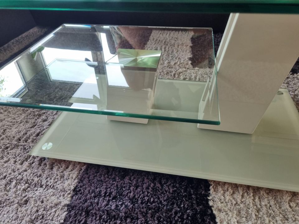 Wohnzimmertisch Tisch Glas Couch Ebenen weiß modern in Bornheim