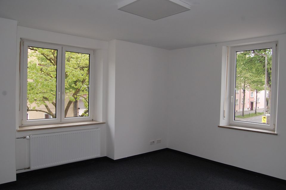 ... 3,5-Zimmer-Whg 1.OG mit ca. 30m² Dachterrasse und Einbauküche in zentraler Lage Straubing ... in Straubing