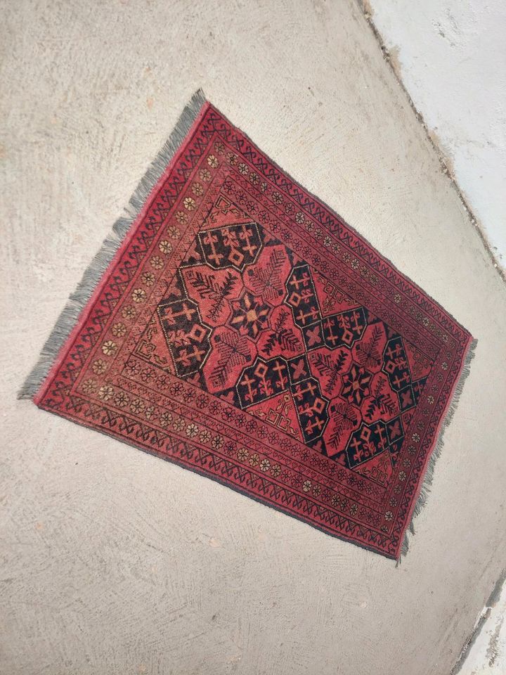 Vintage Teppich rot gemustert Retro in Leipzig