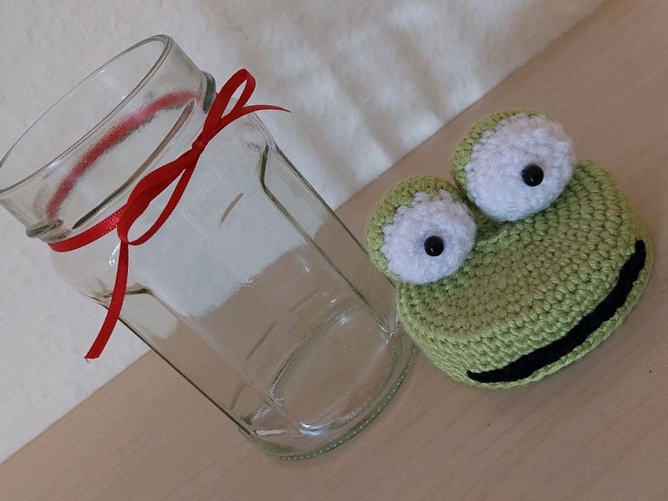 Frosch, Glas zum Befüllen, gehäkelt, Geschenk, Handarbeit in Rietberg