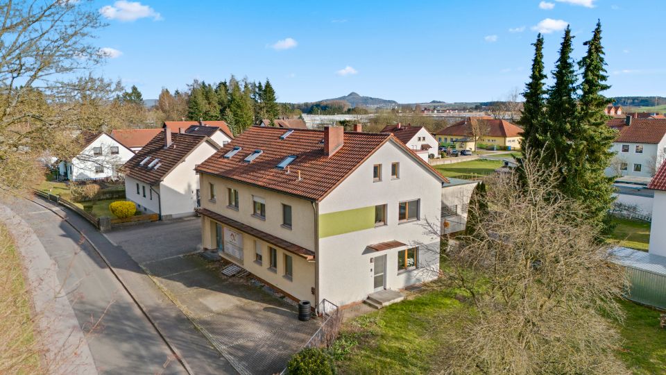 Wohnen und Gewerbe vereint! Teilsaniertes MFH mit Gewerbehalle in zentraler Lage in Speichersdorf