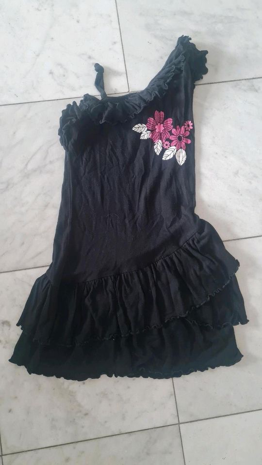 Süßes C&A Sommerkleid/Trägerkleid schwarz/Blumen Gr.116/122 in Weinsberg