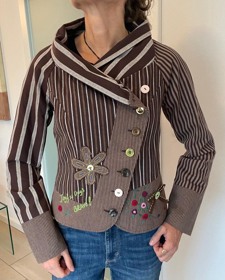 Blazer mit bunten Stickereien und Knöpfen, Größe 34 NEU! in Hünstetten