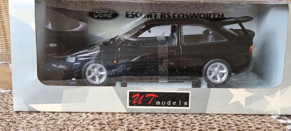 Ford Escort RS Cosworth schwarz UT 1:18 Modellauto in Neuenstein