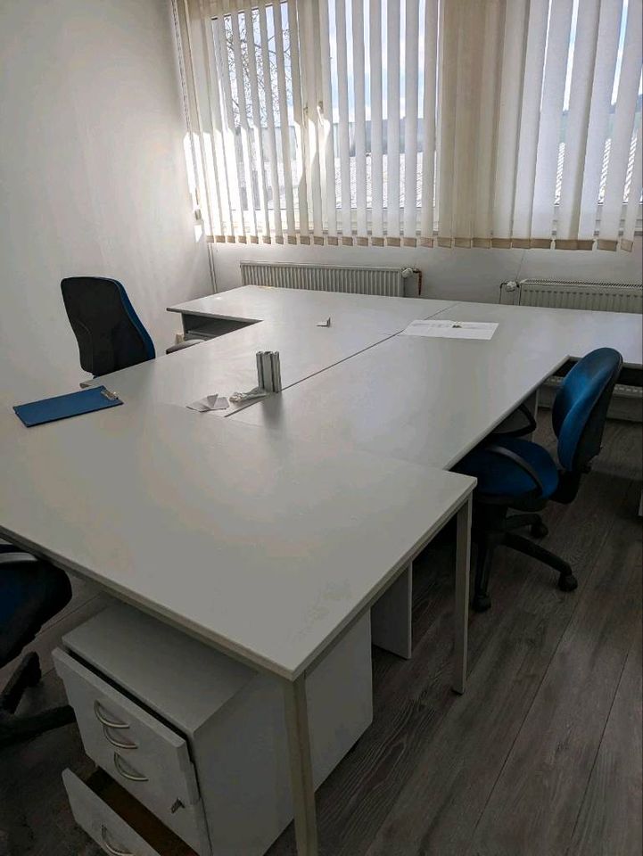 Büromöbel, Schreibtisch , Schreibtischstuhl, Regal, Schrank in Rieschweiler-Mühlbach