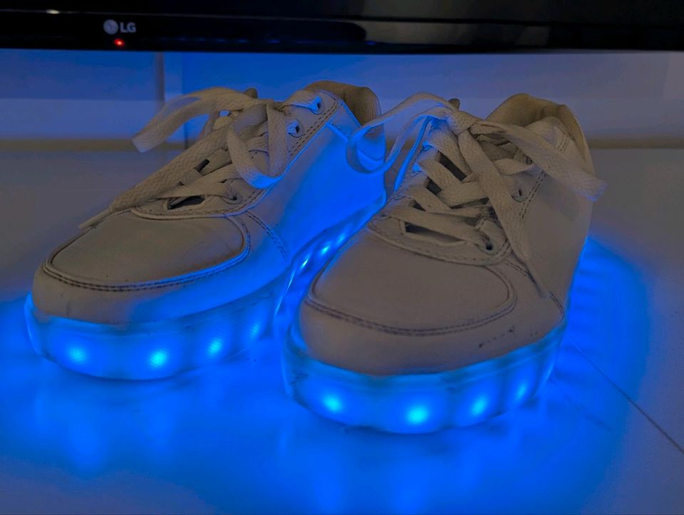Leucht Sneaker Schuh in Flensburg