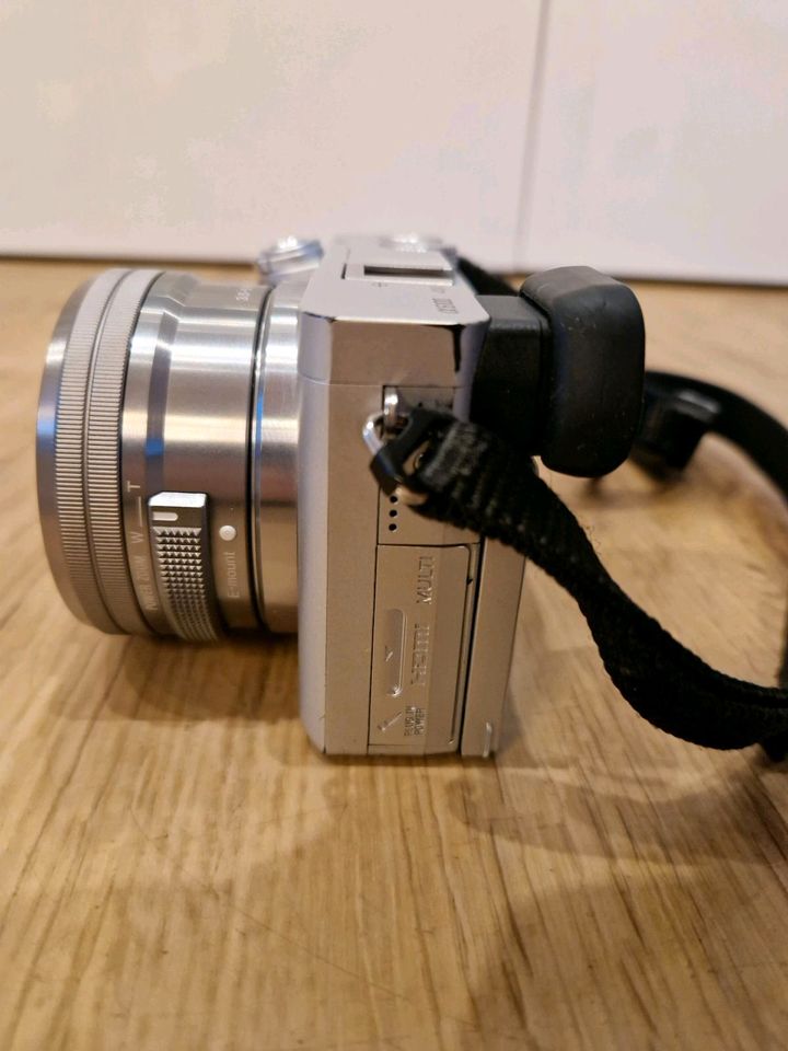 Sony Alpha 6100 mit Kit Objektiv | 2 Akkus und Ladegerät in Gremmendorf