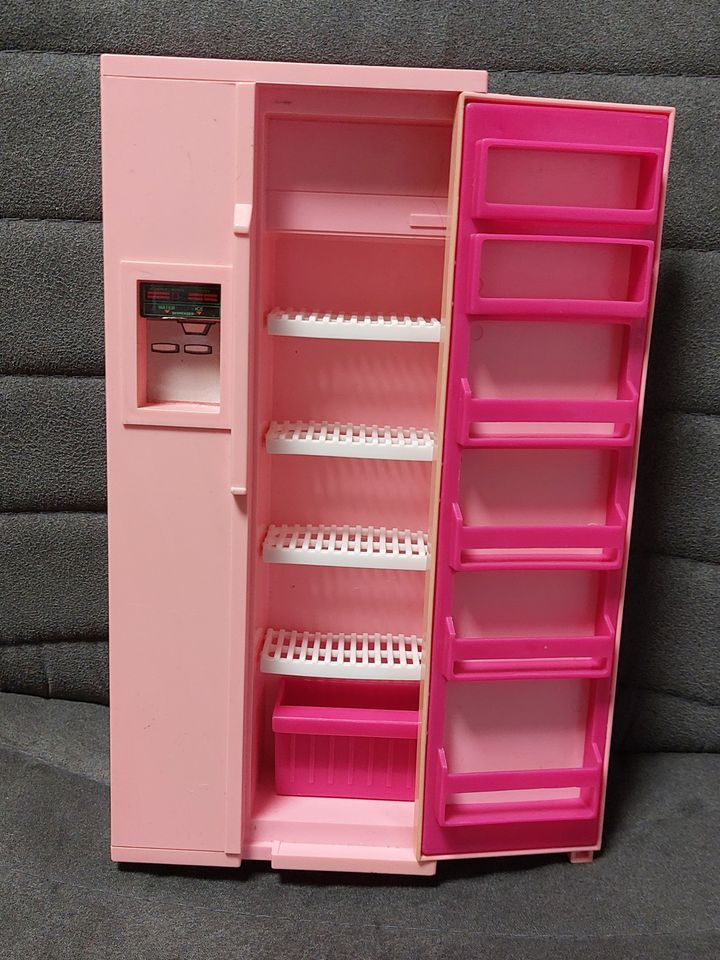 Barbie Kühlschrank mit viel Zubehör in Wesseling