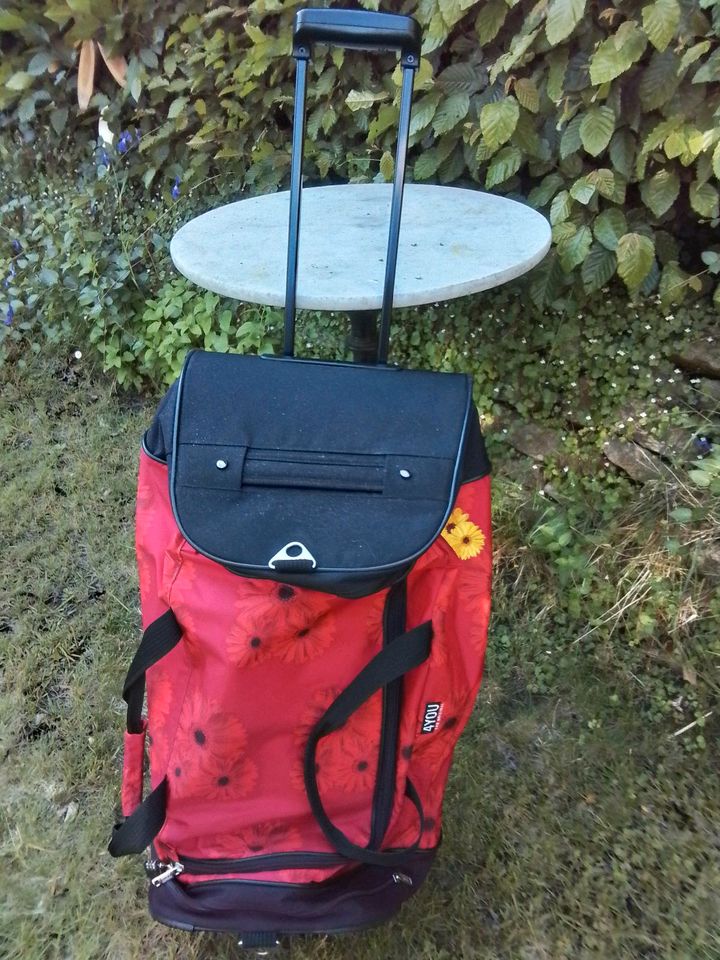 Reisetasche rot mit Blumen unter auf Rollen in Langenhagen