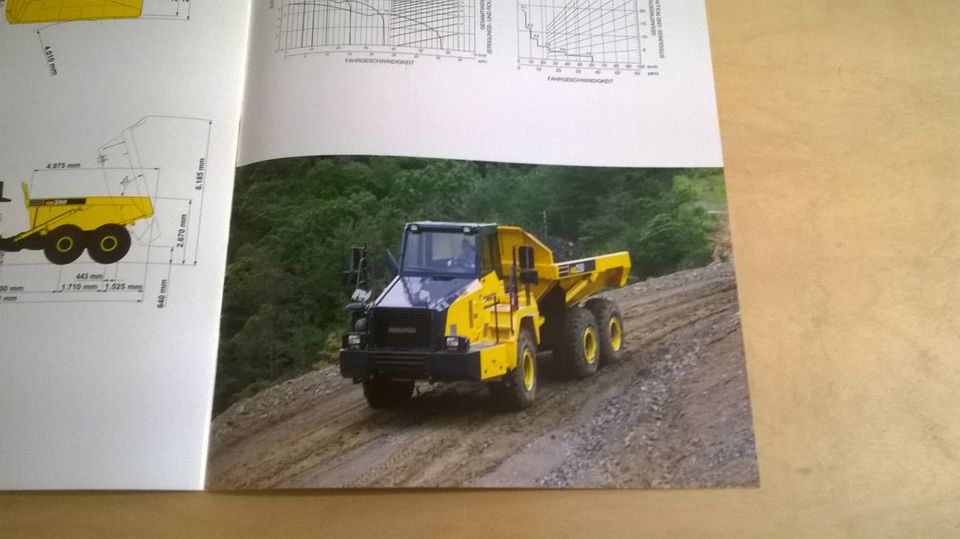 Prospekt " KOMATSU KNICKGELENKTER MULDENKIPPER HM250 " von 2009 in Wunsiedel