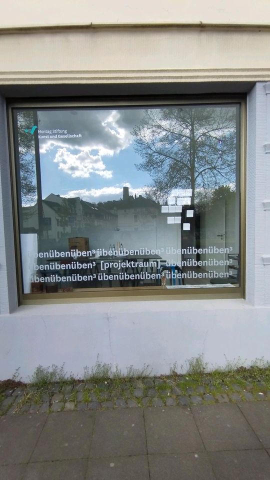 Möbel und Material für Kunst gesucht in Bonn