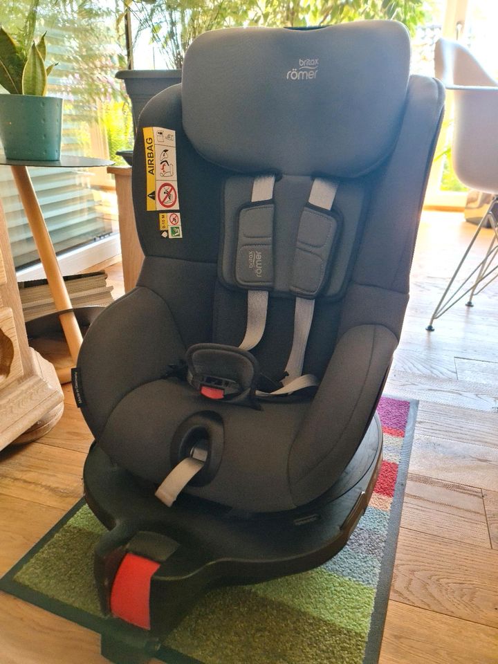 Kindersitz der Firma Britax Römer - Modell Dualfix M i-Size in Alsdorf