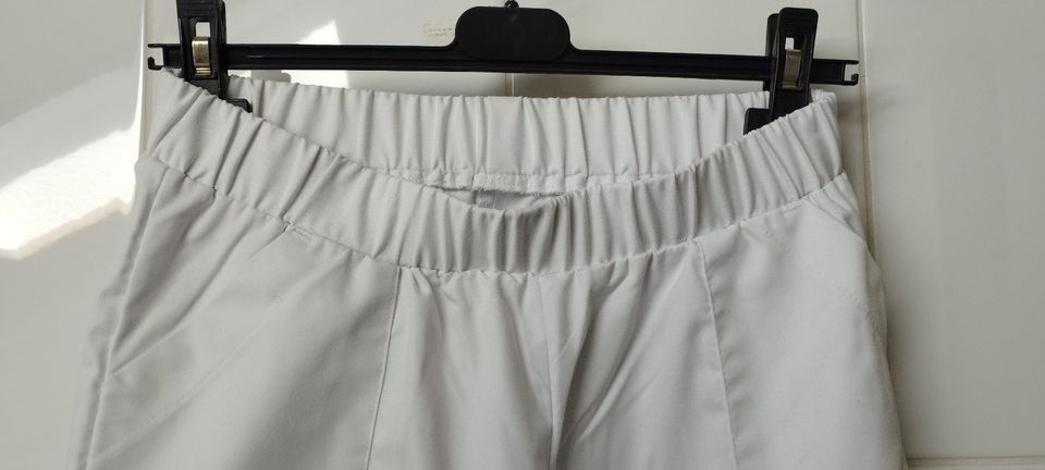 Damen Pflege Beruf 3/4 Bund Hosen Stonekit weiss/grün Gr. 38 neu in Oberammergau