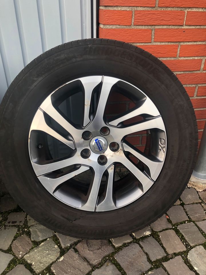 Allwetter Reifen 235/65 R17 auf Alufelgen Volvo XC 60 in Alsdorf