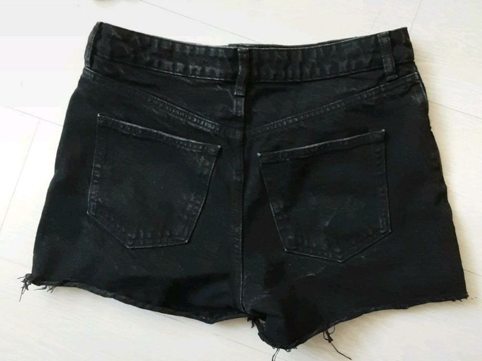 Schwarze jeans shorts knöpfen in Göttingen