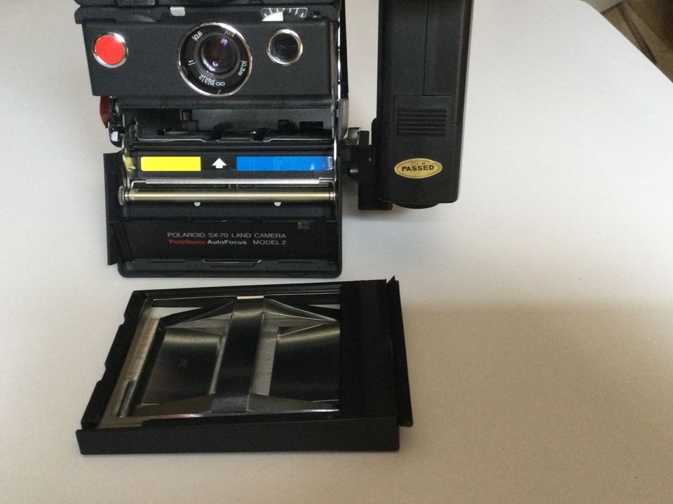 Polaroid SX70 Model 2 mit Blitz und Stativ in Köln