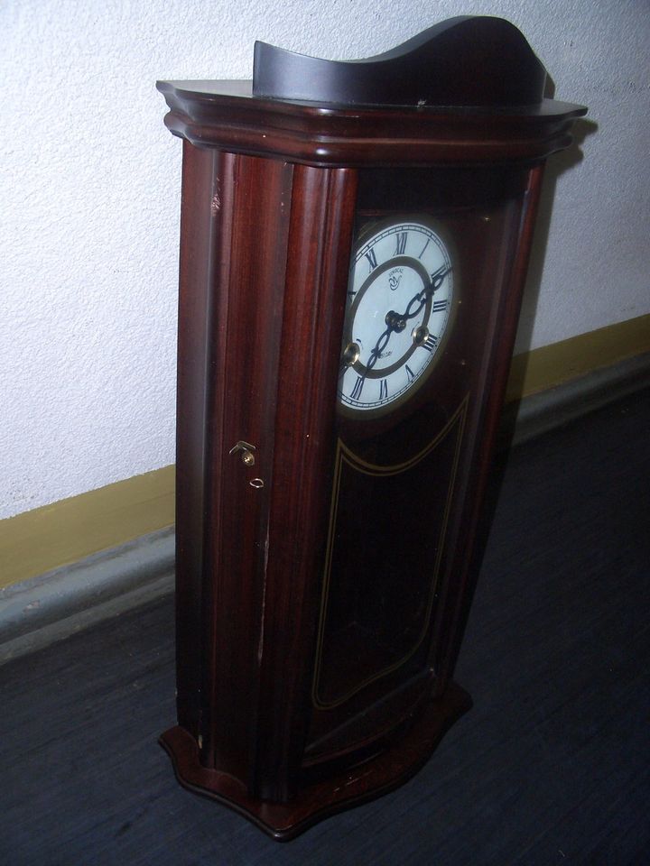 Wanduhr mit Pendel in Berlin