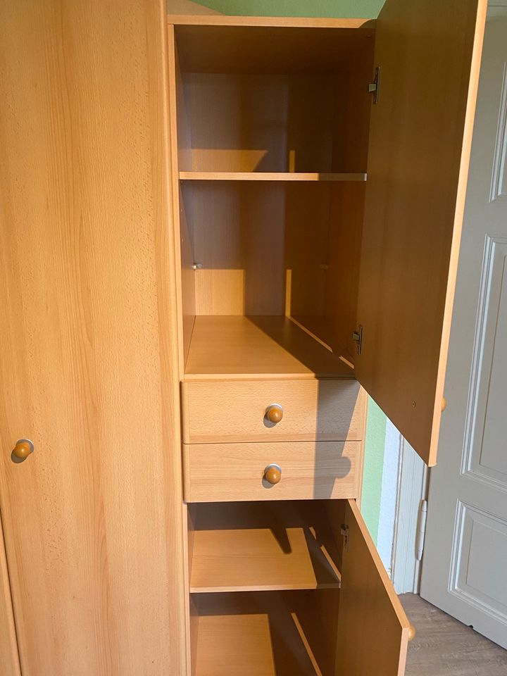 Kleiderschrank und Regale in Heeßen