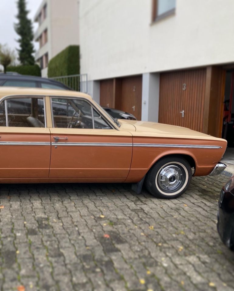 Plymouth Valiant V200 Six Oldtimer Montage Suisse in Konstanz