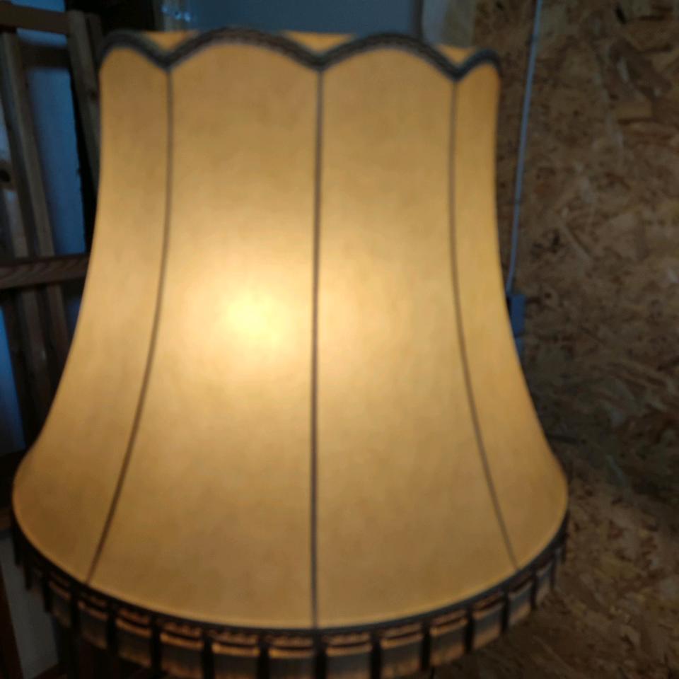 Antike Stehlampe mit großem Lampenschirm massivholz Messing in Braunfels
