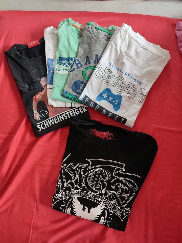 5 T-Shirts und ein langarm Shirt in Halblech