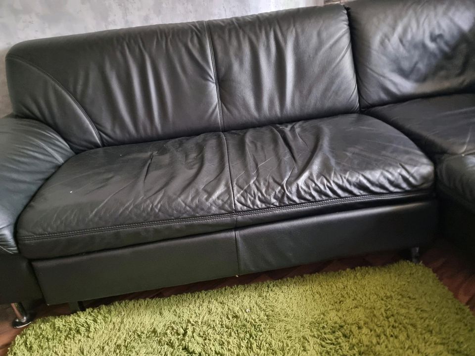 Leder Couch mit extremen gebrauchsspuren in Bochum