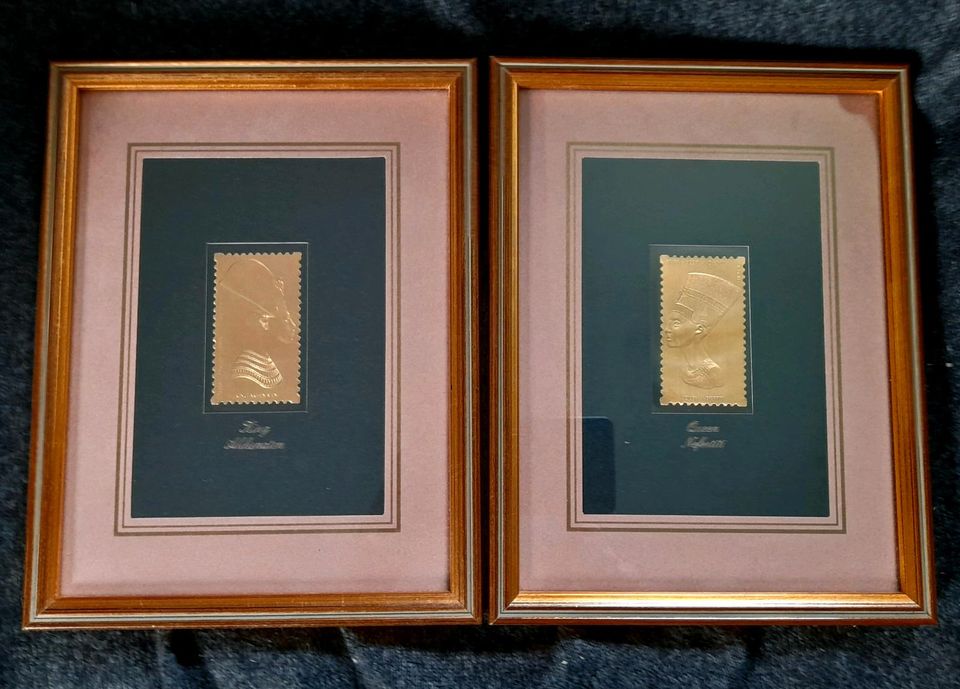 2 Gold-Briefmarken hinter Glas mit Rahmen in Essen