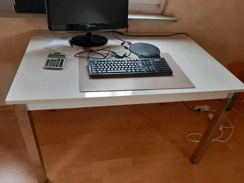 Kleiner Schreibtisch in Fellbach