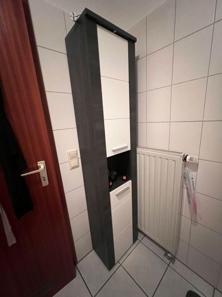 Badezimmerschrank mit Spiegel in Leverkusen