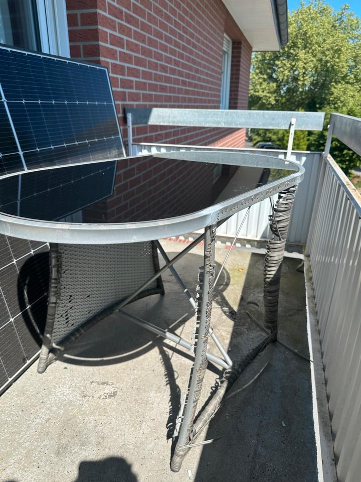 Balkon Tisch Gartenmöbel Schirm und Ständer zu verschenken in Nordrhein