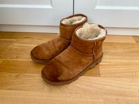 Braune UGG Essential Mini Boots in Chestnut Pankow - Weissensee Vorschau