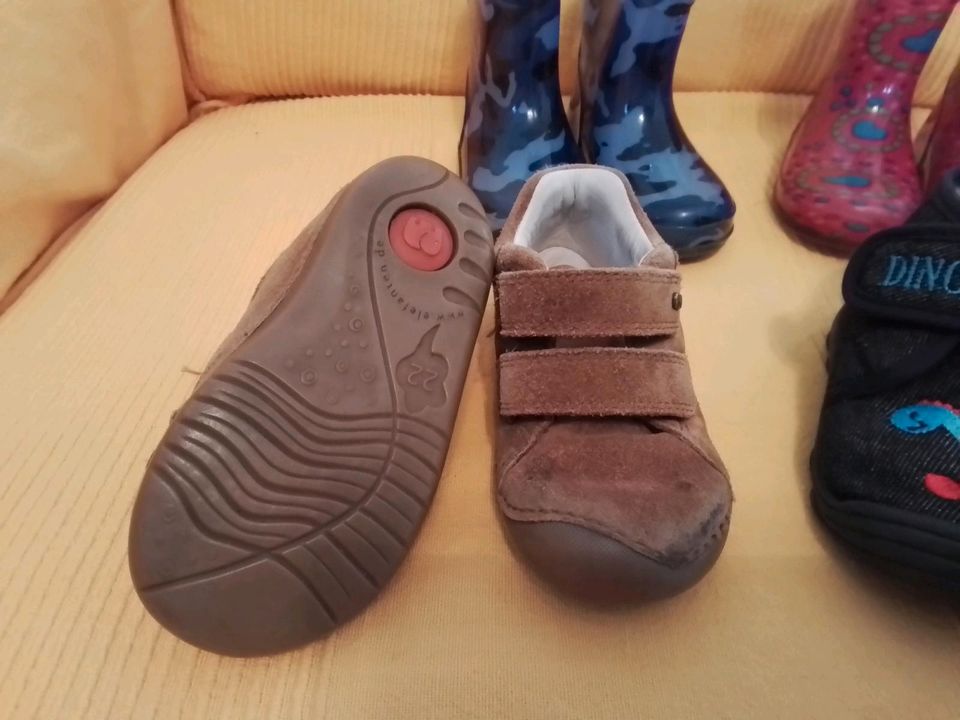 Schuhe Gr. 22, Hausschuhe, Gummistiefel, Crocs, Winterschuhe in Brieselang