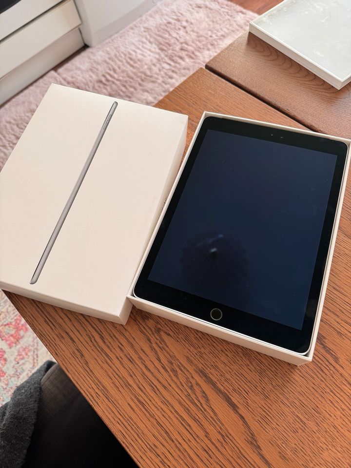 iPad Air 2 Wi-Fi Cellular 64 GB Space Grey in Hamburg