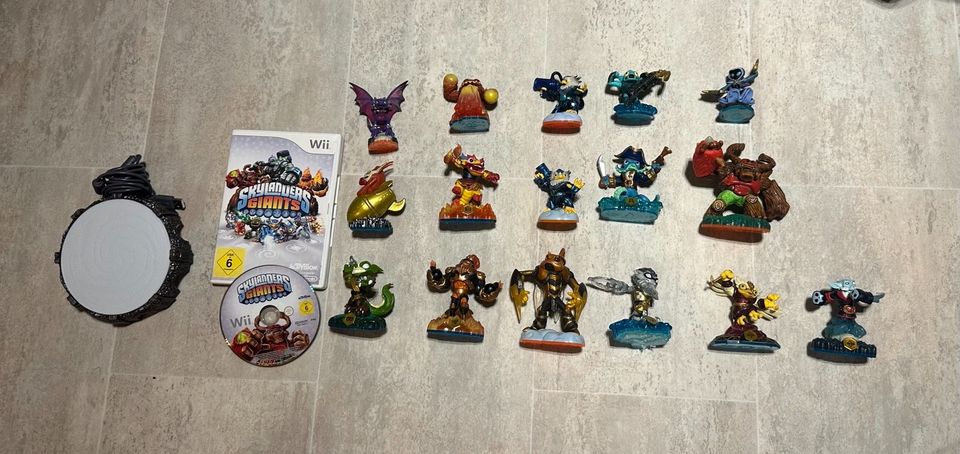 Skylanders Giants (Wii Edition) + Portal + 16 Figuren in Backnang