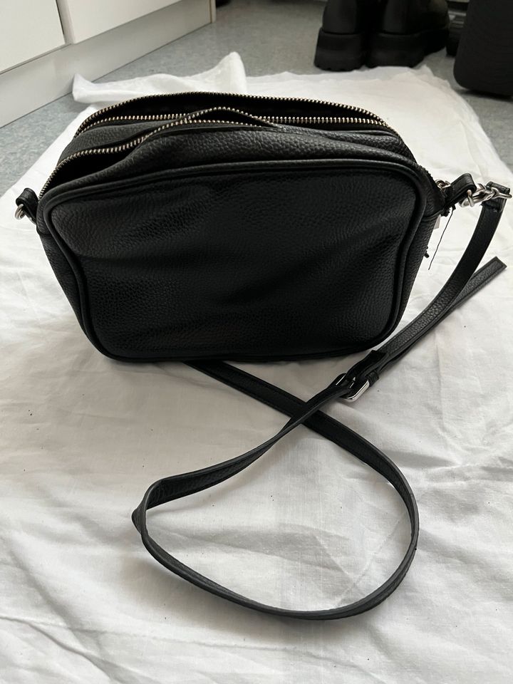 Vintage Crossbody Bag Schwarz Minimalist in Berlin