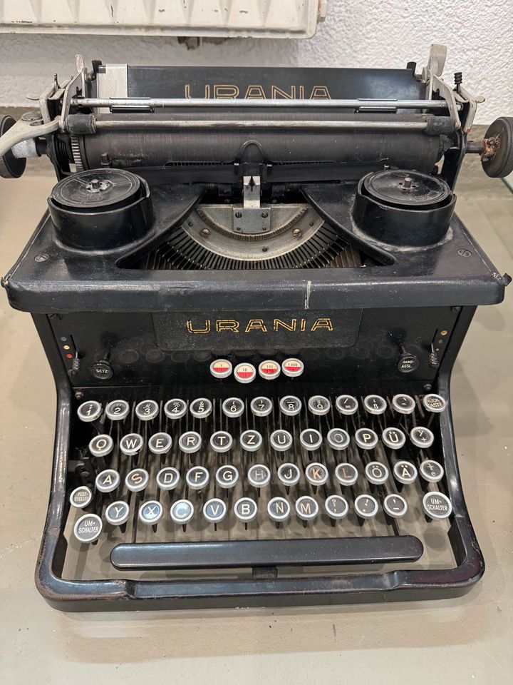 URANIA Schreibmaschine in Birken-Honigsessen