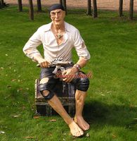 Pirat auf Schatzkiste Seeräuber lebensgroß Figur Statue Skulptur Nordrhein-Westfalen - Enger Vorschau