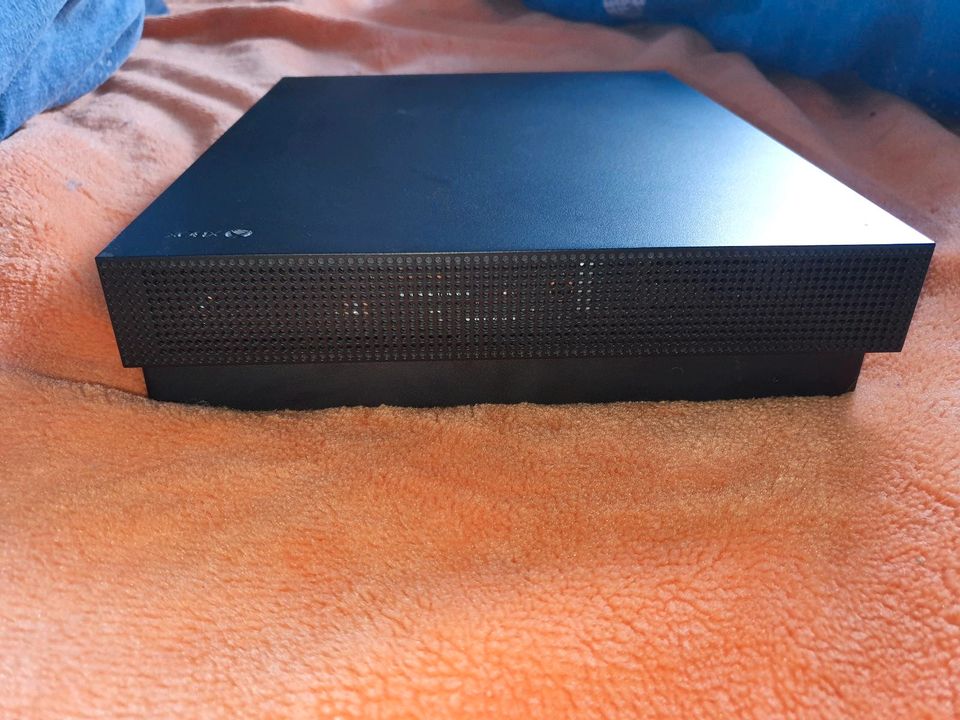 Xbox one x + Controller in Velbert