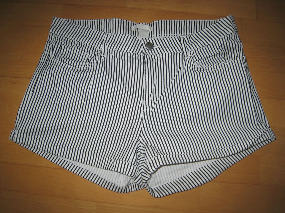 Damen kurze Hose, weiß-blau gestreift Gr. 40 von H & M in Schwarzenbach a d Saale