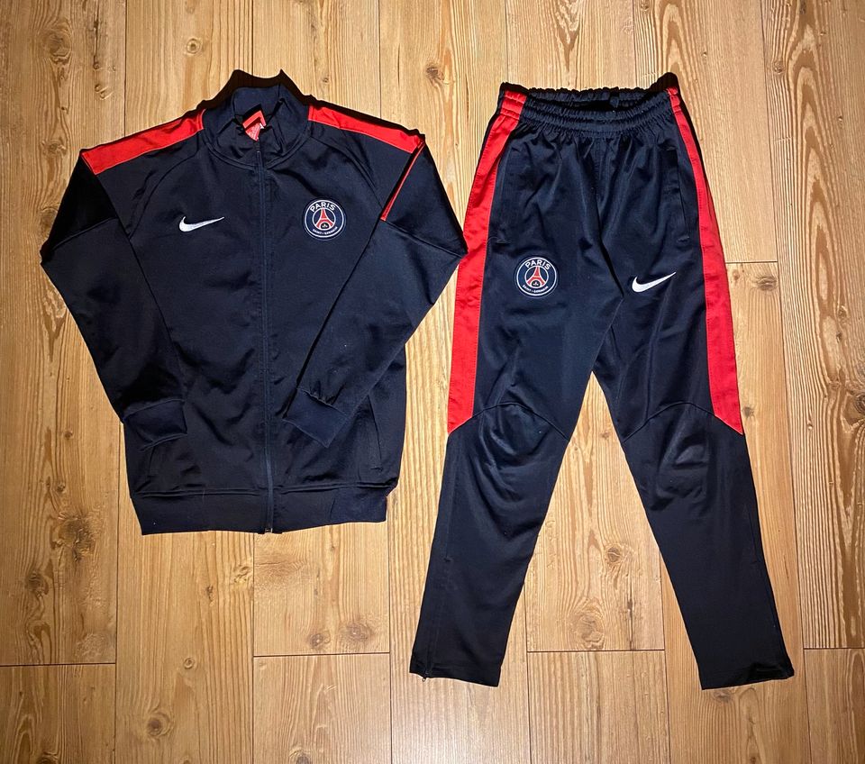 Nike Trainingsanzug, Paris, Gr. 164, Kinder, Dunkel Blau-Rot in Hamburg