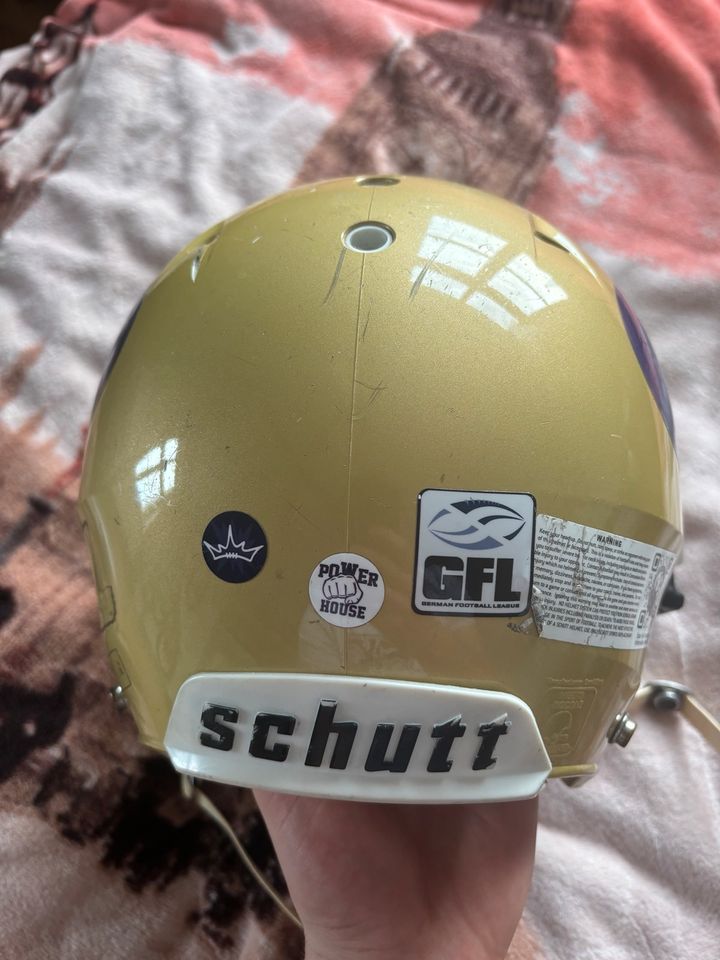 American Football Schulder Pad/Ausrüstung ink. Backplate und Helm in Dresden