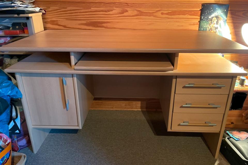 Schreibtisch aus Holz mit Schubladen, Fach und Tastaturauszug in Lengerich