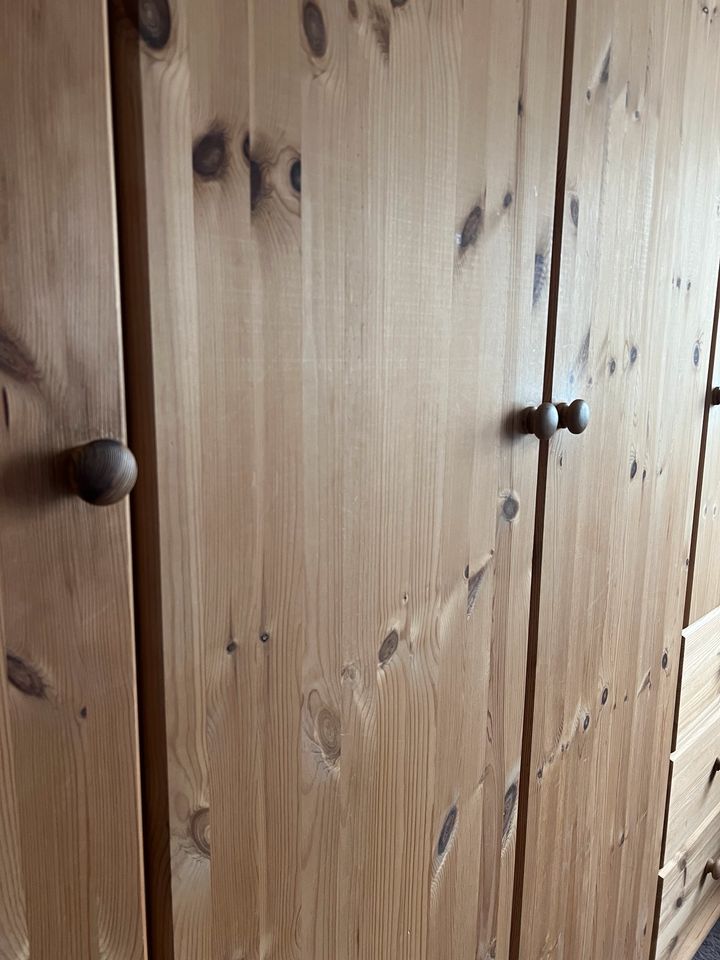 Kleiderschrank Massiv Holz in Karben