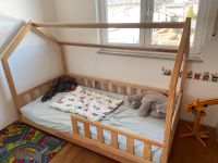 Hausbett Kinderbett mit Rausfallschutz Vollholz Bayern - Raubling Vorschau