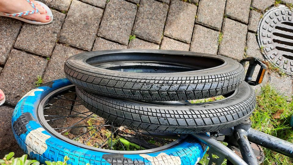 BMX anthrazit mit blauen Camouflage Reifen in Schallstadt