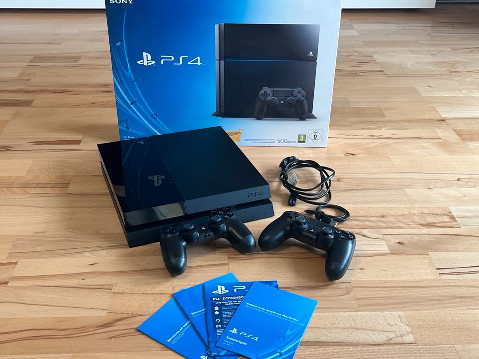 Sony Playstation 4 jet black 500GB + 2 Controller in Fürth