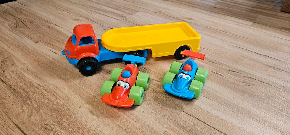 Spielzeugauto mit 2 kleinen Autos ca. 50 cm lang in Ruhland