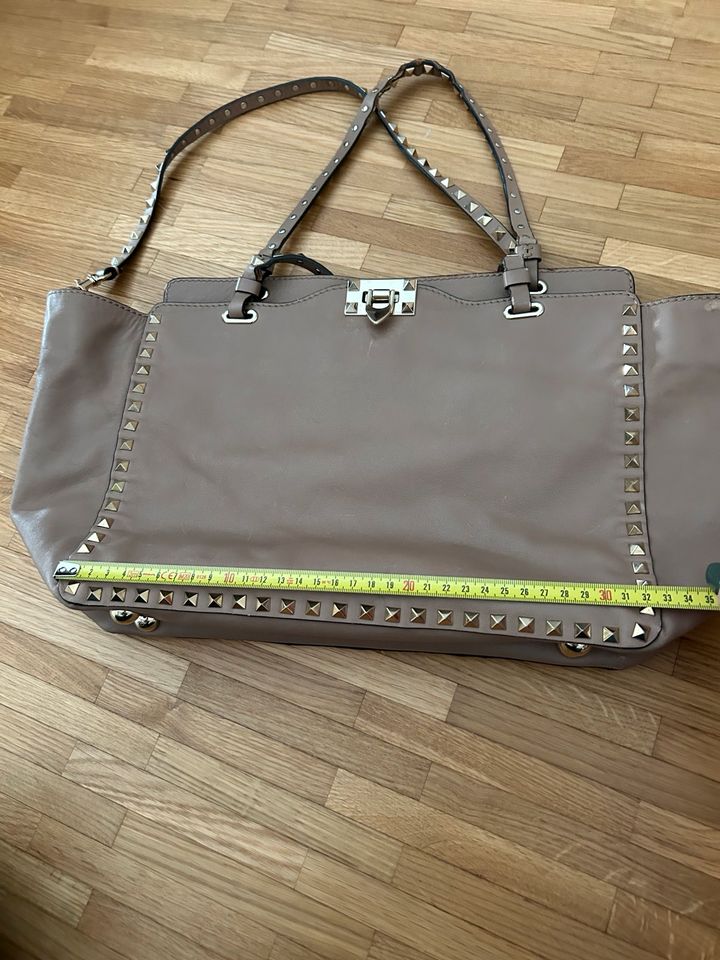 Valentino Rockstud Shopper Tasche taupe beige Nieten in Braunschweig